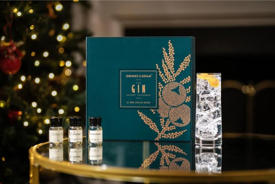 Small samples of gin in front of a blue Christmas advent calendar for men