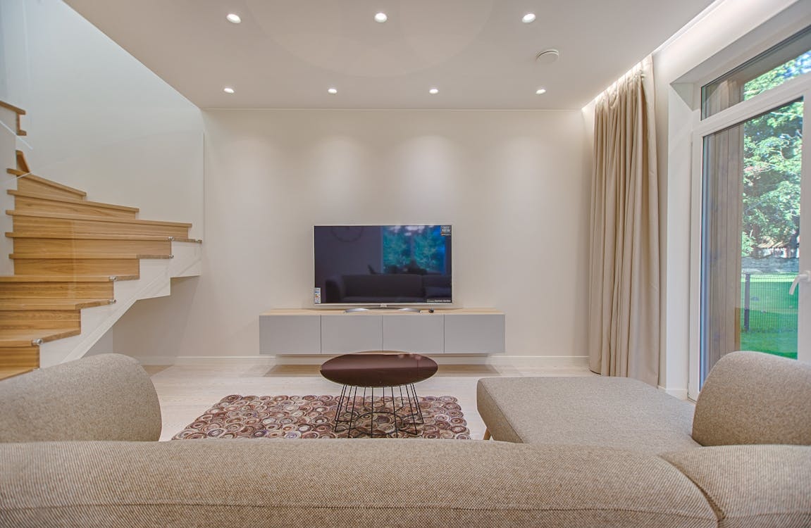 An entry image showing a flatscreen TV in the middle of a modern living room