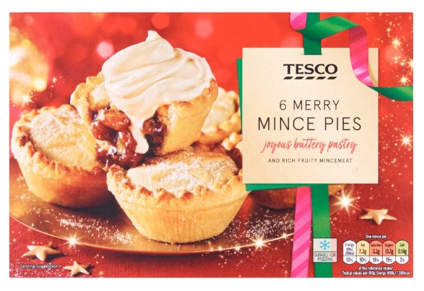 Box of Tesco 6 Merry Mince Pies with buttery pastry and rich fruity mincemeat, featuring an image of pies topped with cream.